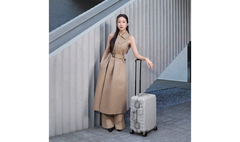 TUMI STELLT DIE HERBSTKOLLEKTIONEN 2024 VOYAGEUR LEDER UND 19 DEGREE FRAME MIT GLOBALER MARKENBOTSCHAFTERIN MUN KA YOUNG ALS KAMPAGNENSTAR VOR