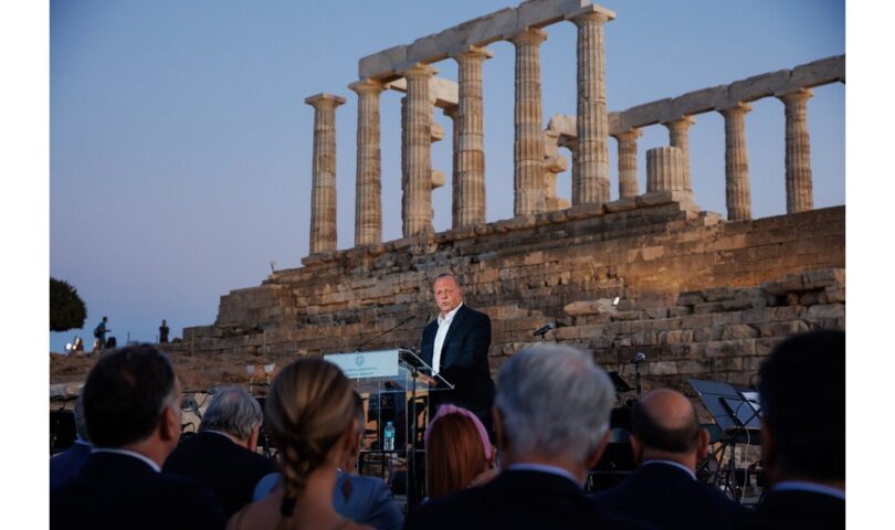 Iluminación del Templo de Poseidón, con el apoyo del Ministerio de Cultura y METLEN Energy & Metals