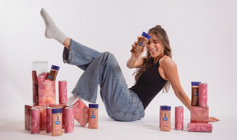 Vaseline® 攜手 Amanda Batula 推出「ShimmerGirl」聯名系列:首度跨界 Loverboy 推出限量套組,搭配 Vaseline® Glazed & Glisten 凝膠油 ,打造由內而外的極致光采 USA – Traditional Chinese USA – English USA – español USA – Chinese Vaseline® 攜手 Amanda Batula 推出「ShimmerGirl」聯名系列:首度跨界 Loverboy 推出限量套組,搭配 Vaseline® Glazed & Glisten 凝膠油 ,打造由內而外的極致光采 USA – Traditional Chinese USA – English USA – español USA – Chinese